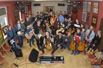 Fotorelacja z warsztatów gitarowych, które prowadzi specjalista od "wiosła" czyli LESZEK CICHOŃSKI a współorganizatorem jest  Piotr Restecki.