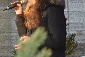 Śpiewanie kolęd podczas wigilii dla potrzebujących na kieleckim Rynku