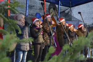 Śpiewanie kolęd podczas wigilii dla potrzebujących na kieleckim Rynku