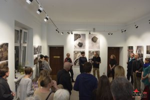 Fotorelacja z wernisażu wystawa fotografii pt. "ULOTNA PAMIĘĆ"